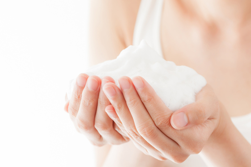 手に泡がのっている写真