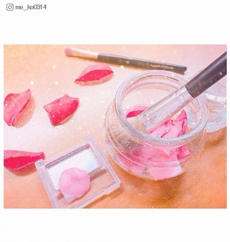 今すぐ作って自慢したい！100均アイテムで出来ちゃう可愛すぎる”花びらチーク”の作り方／me__ko0314さんInstagramより