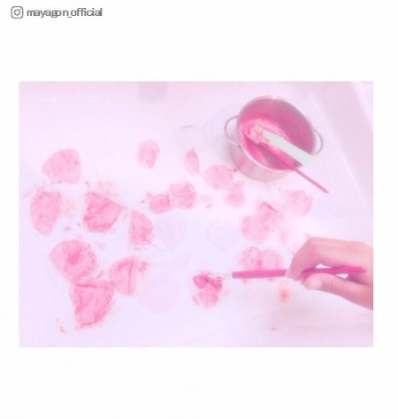 今すぐ作って自慢したい！100均アイテムで出来ちゃう可愛すぎる”花びらチーク”の作り方／mayagon_officialさんInstagramより