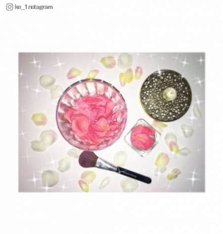 今すぐ作って自慢したい！100均アイテムで出来ちゃう可愛すぎる”花びらチーク”の作り方／ke__1nstagramさんInstagramより