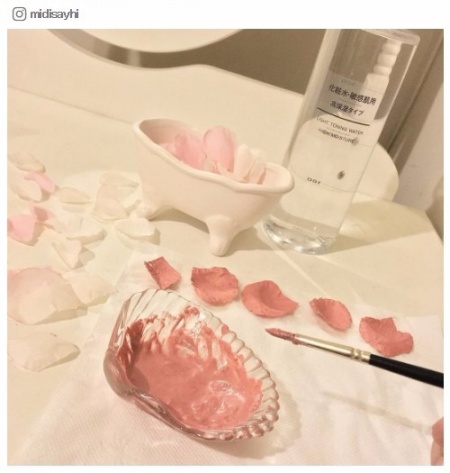 今すぐ作って自慢したい！100均アイテムで出来ちゃう可愛すぎる”花びらチーク”の作り方／midisayhiさんInstagramより