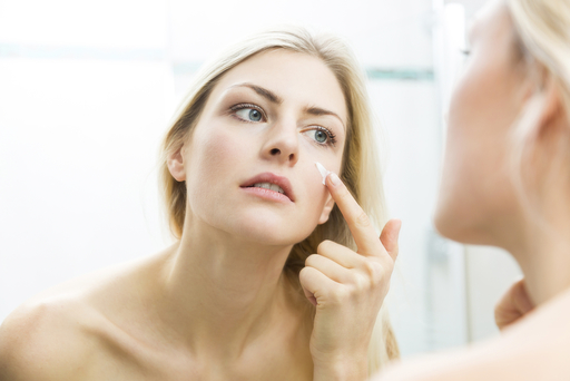 鏡を見る女性の写真