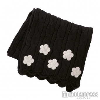 「デイジーニット マフラー」9,000円（税抜）