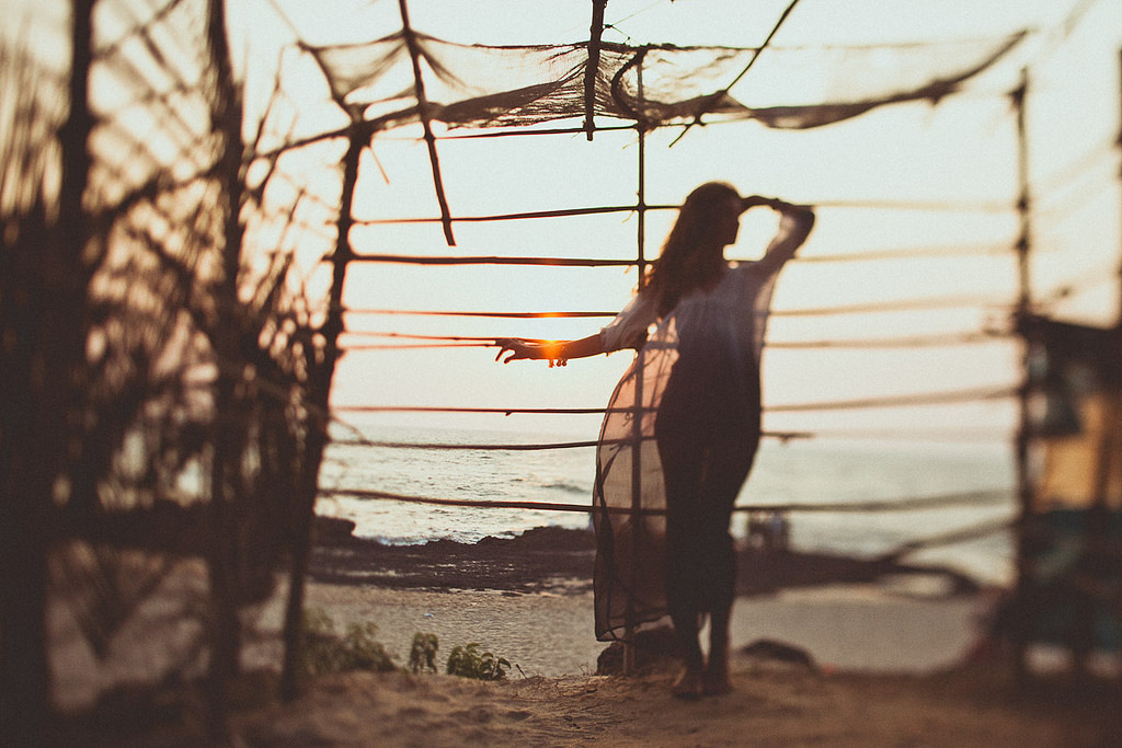 一人で立つ女性