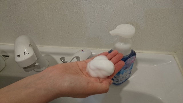 石鹸を使って洗う