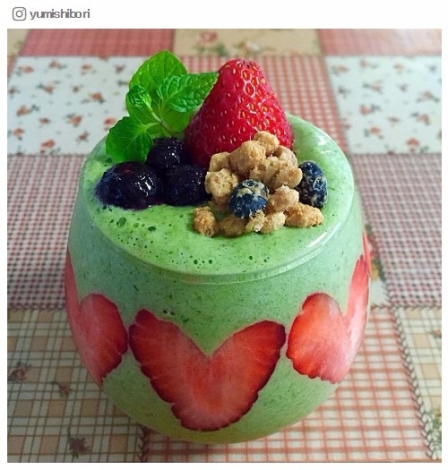 朝の”置き換えスムージ”で脂肪を撃退!自宅で簡単スムージダイエット/yumishiboriさんInstagramより