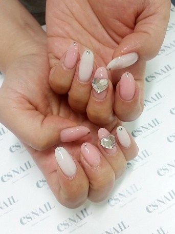 キラキラビジューの大きめハート(画像提供:esNAIL)