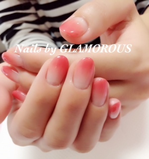 サーモンピンクのネイルで健康的な指先に