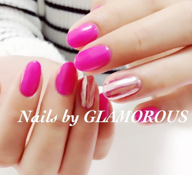 青みがかったピンクネイル