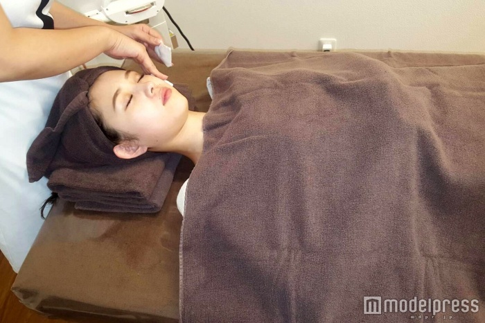 顔のムダ毛も脱毛でキレイに(C)モデルプレス