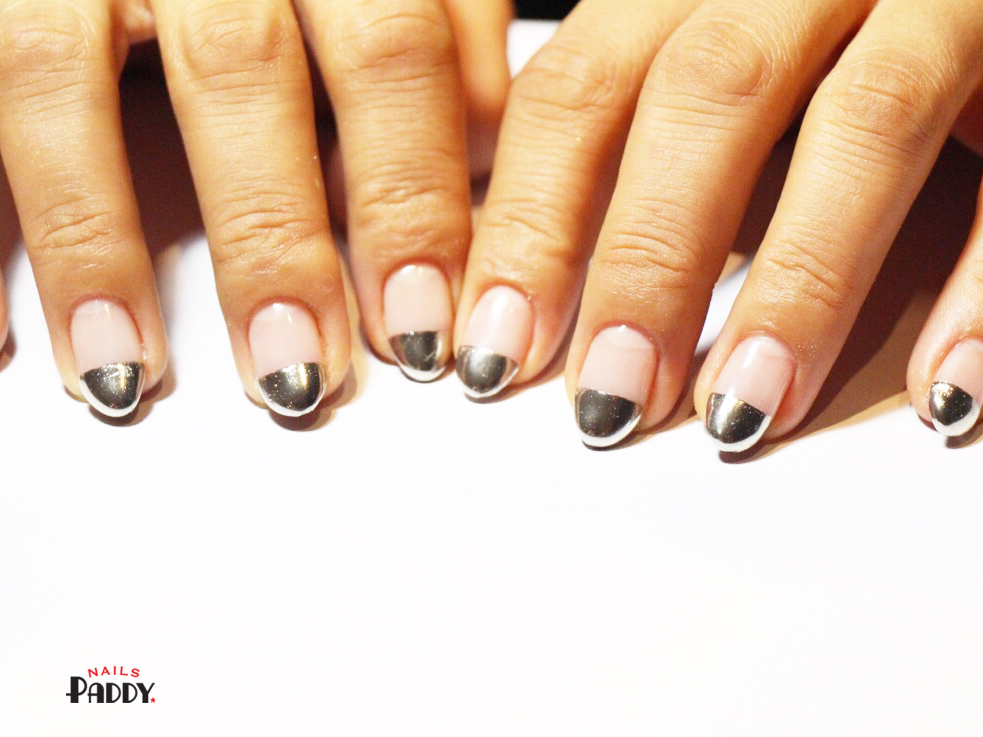 ミラーネイル×ハーフフレンチでスタイリッシュに！