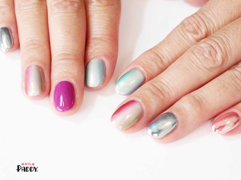 角度でキラキラ感が変わるグラデーションのミラーネイル