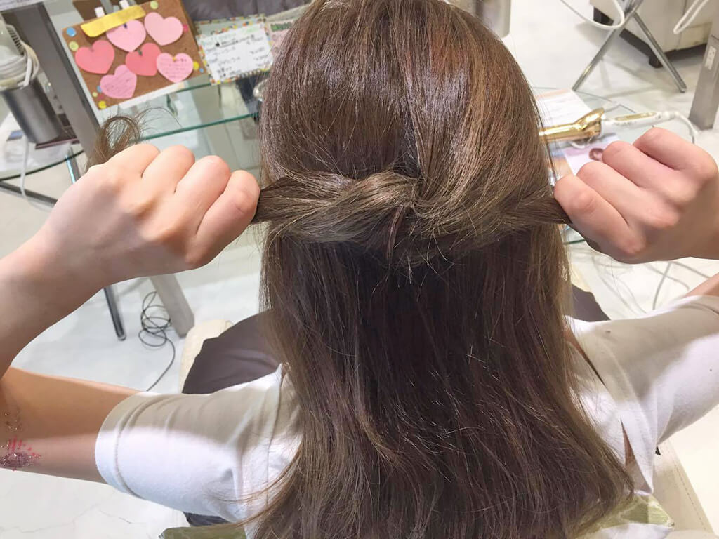 結んでくくるだけ！無造作ヘアアレンジの手順1