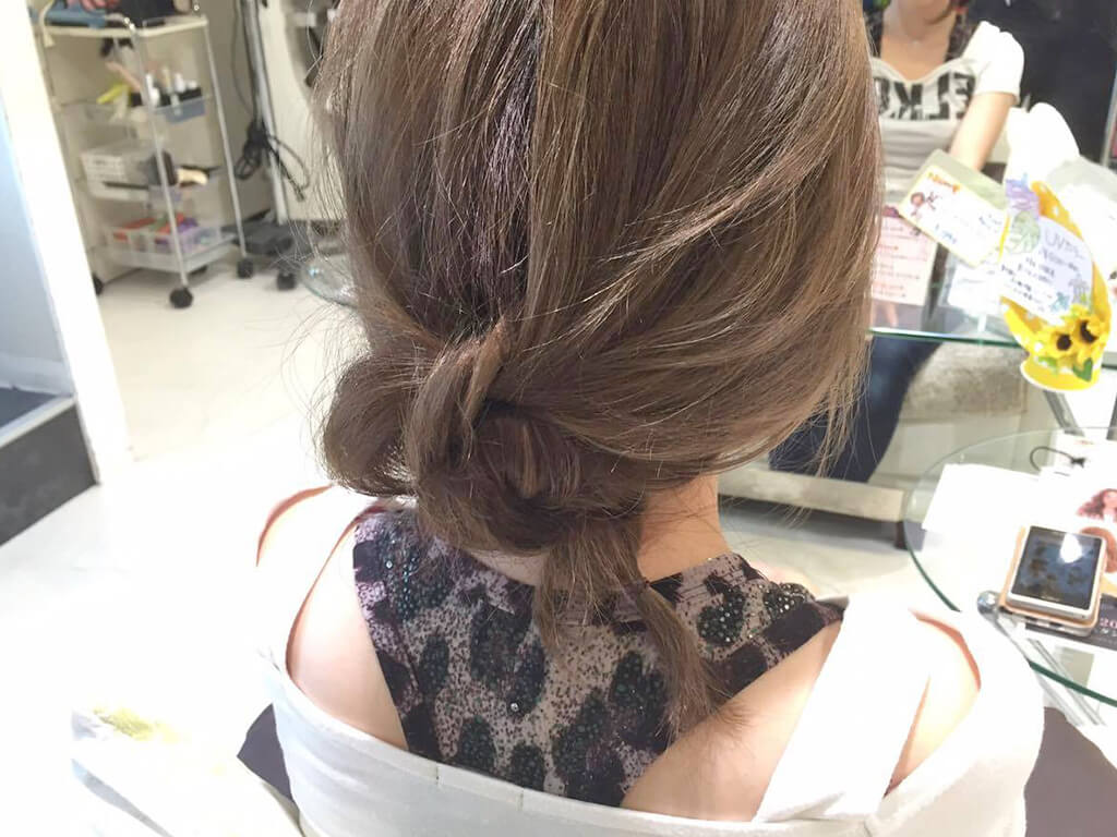 結んでくくるだけ！無造作ヘアアレンジの手順3