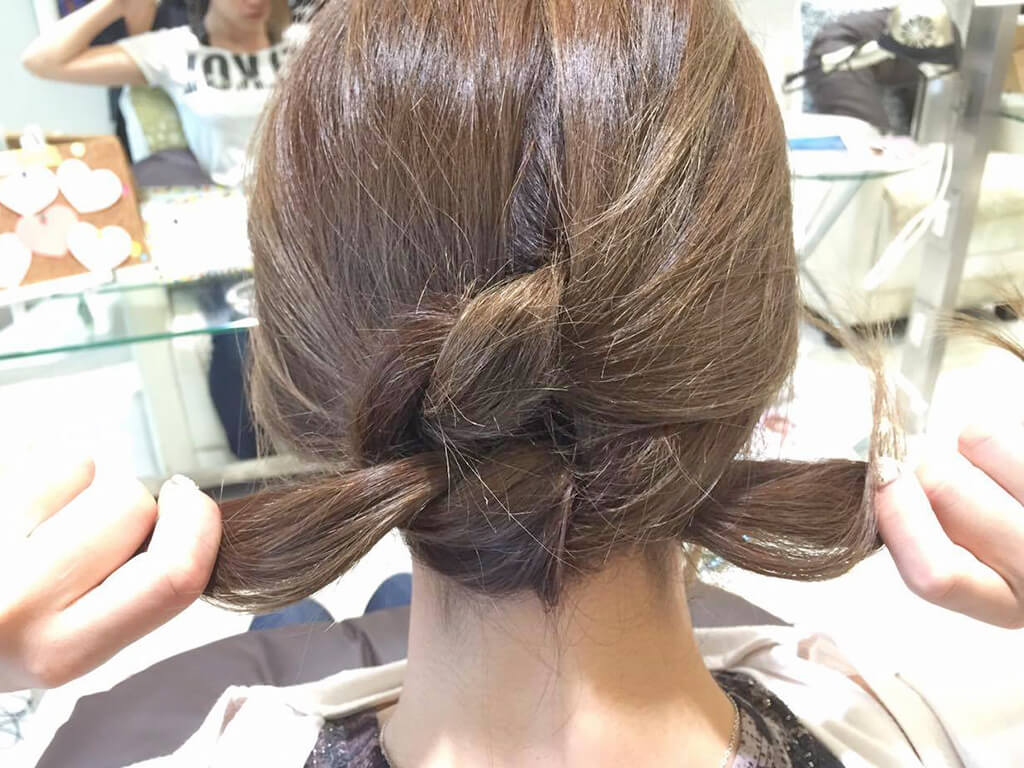 結んでくくるだけ！無造作ヘアアレンジの手順2
