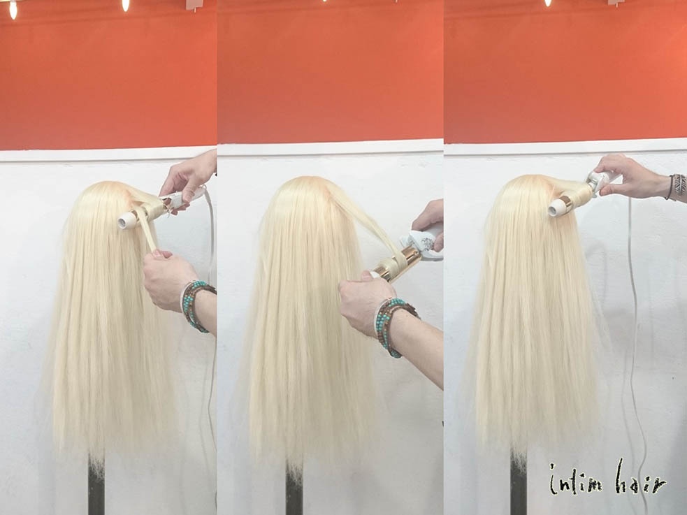 空いている手で、髪をコテに巻きつける