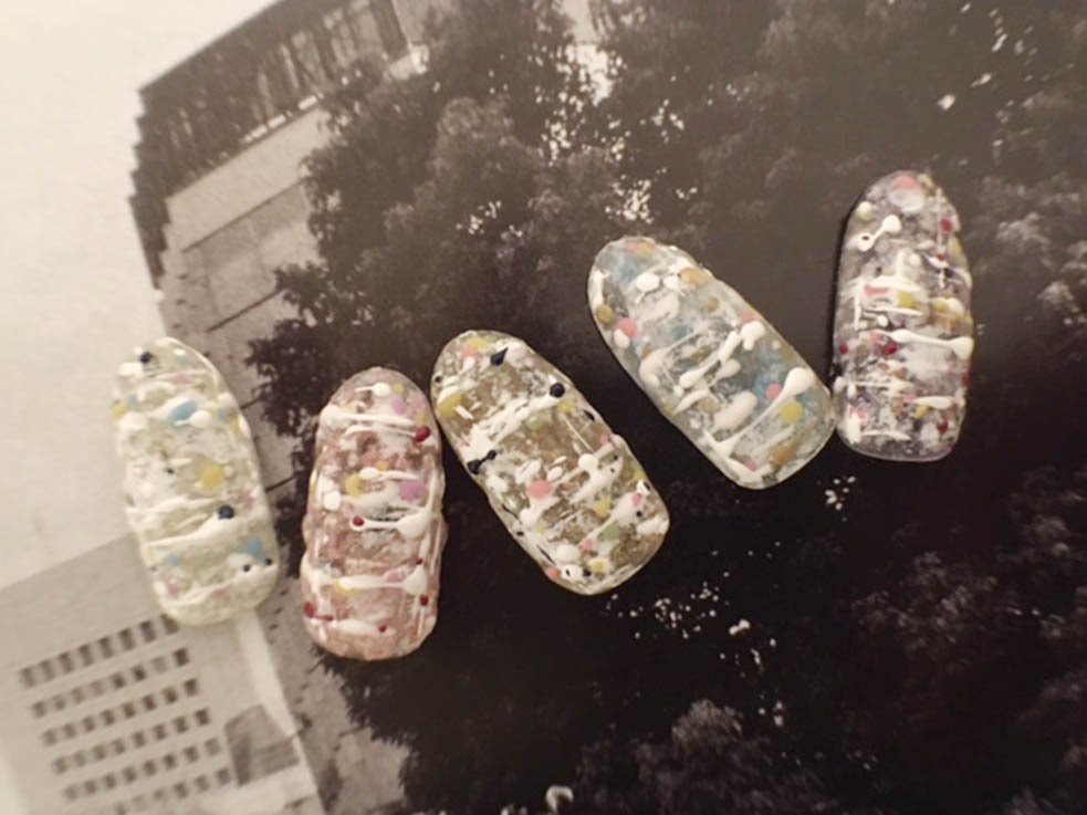 マットコートとカラーを重ねれば、ツイード風のニットネイルも