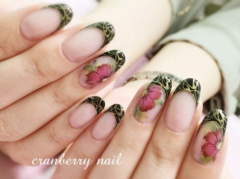 フレンチネイルは、指先が細く長く見えます♪