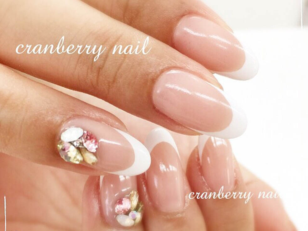 白フレンチも黒フレンチもかわいい仕上がりに