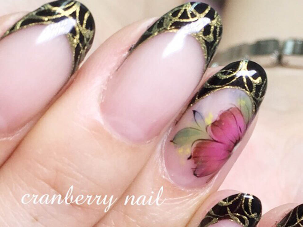 デザインに迷ったら定番フレンチネイルがおすすめ！