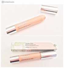 スティックタイプで使いやすい【CLINIQUE チャビースティックスカルプティングハイライト】/kobukobusanさんのInstagramより