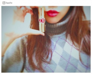 なめらかなテクスチャーでしっとりうるおう【イヴ・サンローラン・ボーテ ルージュヴォリュプテシャイン】/kpphxさんのInstagramより