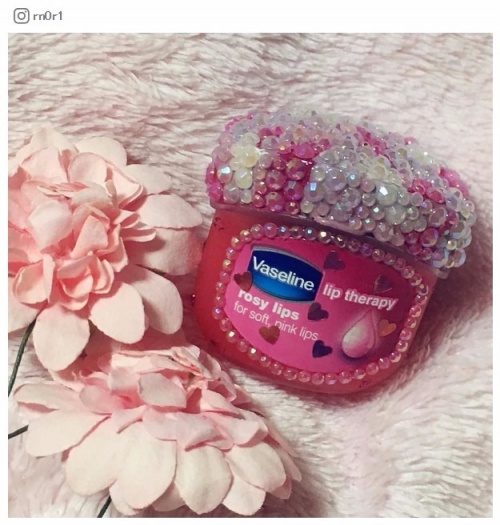 どこで売ってるの？自分だけの”ヴァセリンデコ”で世界に一つのマイコスメに／rn0r1さんInstagramより