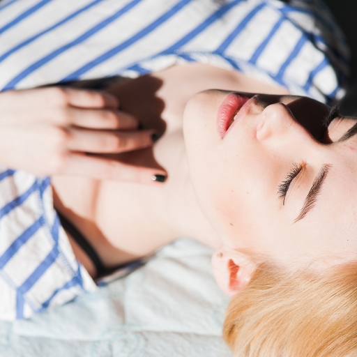 目をつむる女性の写真