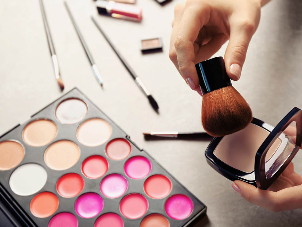 簡単な赤眉メイクで色気と透明感をゲットしましょう!