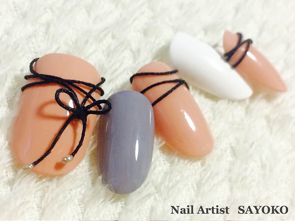 シンプルなラリエットタイプのチョーカー風ネイル