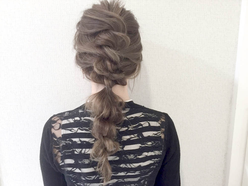 ゴム2本でネジネジのオシャレポニテができちゃいます