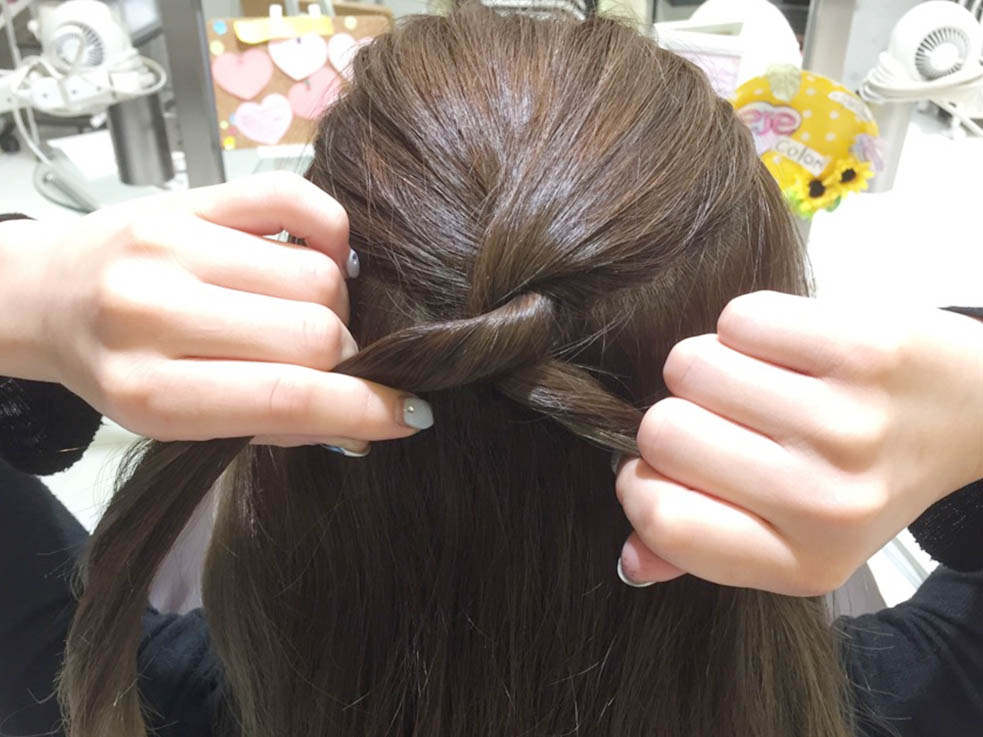 簡単5分で完成!ネジネジロープ編みのポニーテールのやり方