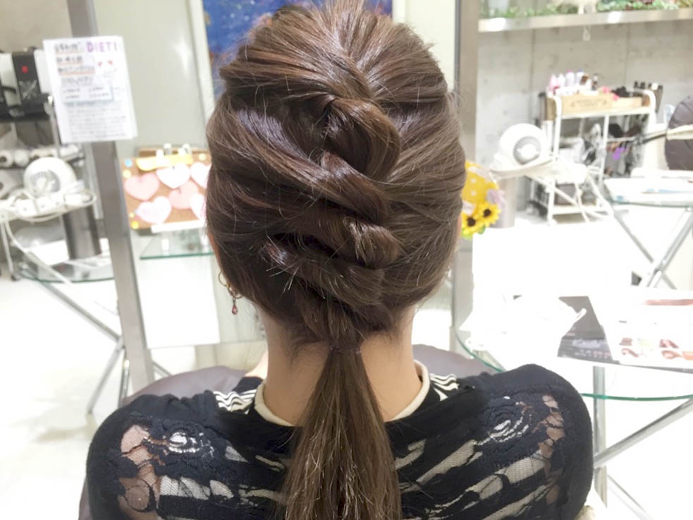 簡単5分で完成!ネジネジロープ編みのポニーテールのやり方