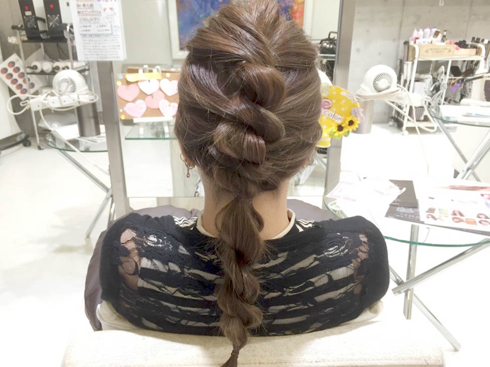 簡単5分で完成!ネジネジロープ編みのポニーテールのやり方