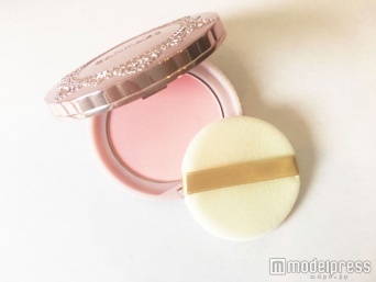 付属のパフで外出先のメイク直しにも便利 (C)モデルプレス