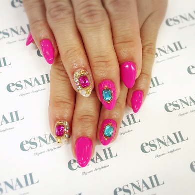 鮮やかなピンクネイル（画像提供：esNAIL）