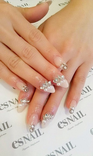 クリスタルでキラキラ（画像提供：esNAIL）