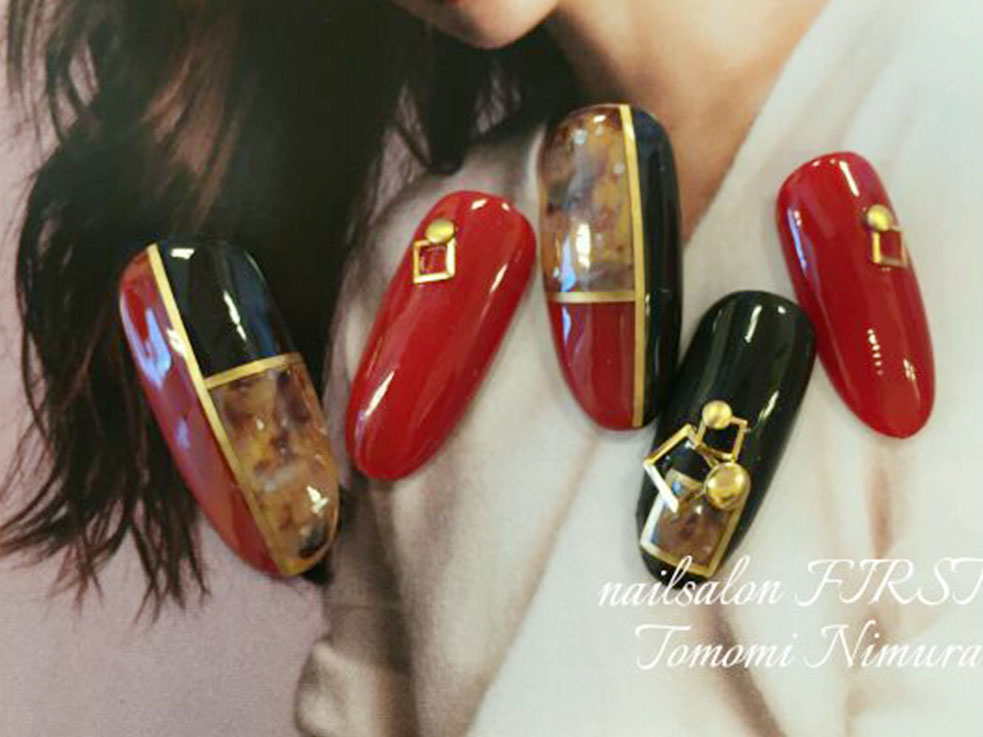 赤色べっ甲ネイル+ゴールドアイテムでゴージャスに