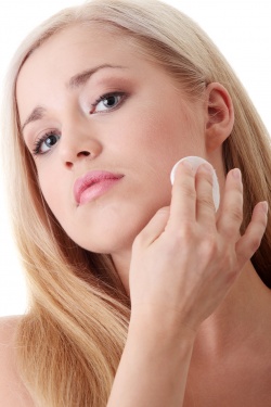 乾燥崩れの上からメイクを重ねていませんか？（Photo by ayimages）