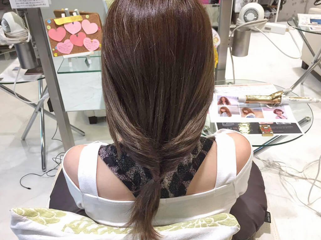 くるりんぱを繰り返すだけ！ガーリーアレンジの手順2