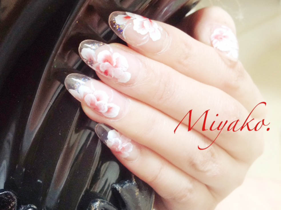 ブライダルネイルは、結婚式の衣装に合わせるとGood！