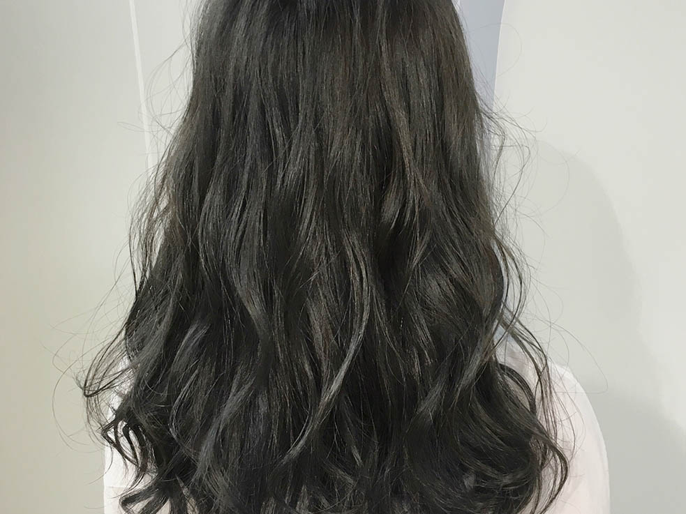 紫が多いのがネイビージュカラーの特徴