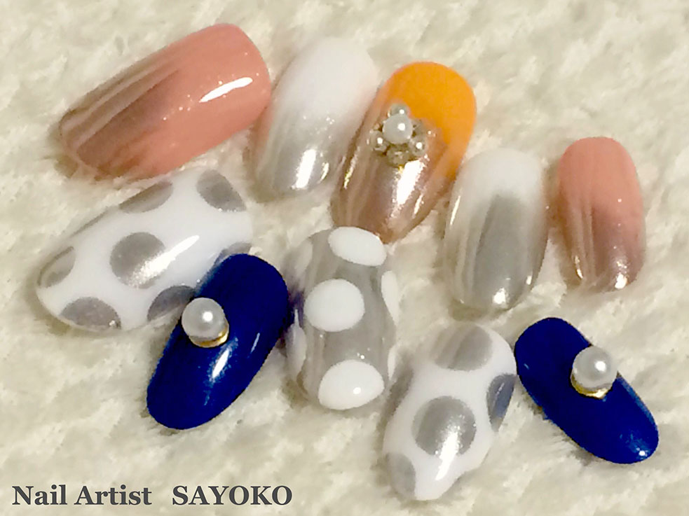 指先がシルバーに輝くミラーネイルのデザインをご紹介