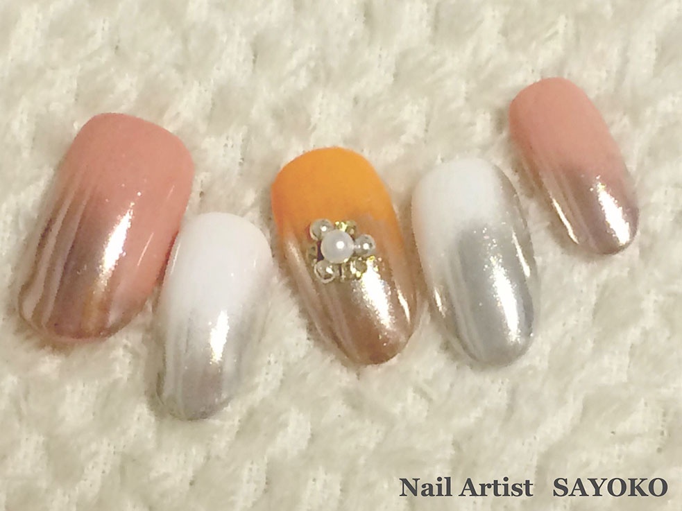 ニュアンスグラデーションのミラーネイル