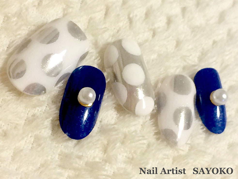 メタリックなドットプリントのミラーネイル