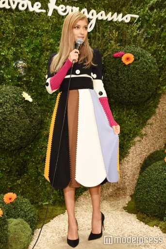 華やかで温かみのあるワンピースのローラ(C)モデルプレス