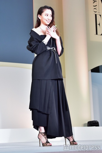 モードなロングドレスをまとった河北麻友子(C)モデルプレス