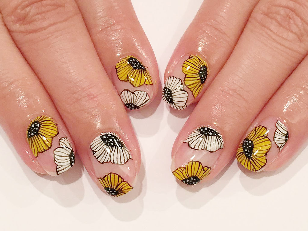 2色のお花がかわいい大柄フラワーネイル