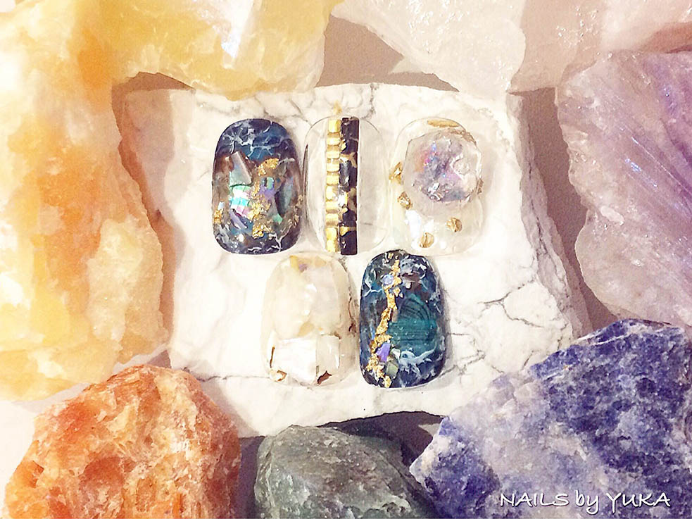 夏のトレンド天然石ネイルを秋冬シーズンにも！