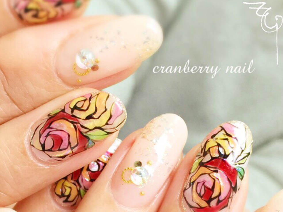 寒いシーズンのネイルデザインは、暗いカラーを選びがち